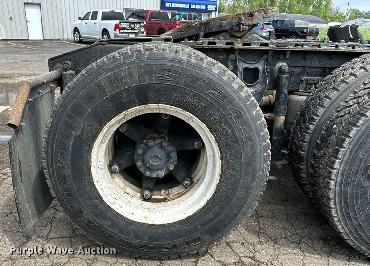 image for item DP8380 1990 International  9400 semi truck