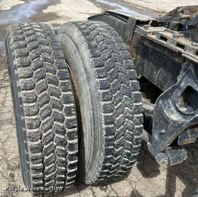 image for item DP8380 1990 International  9400 semi truck