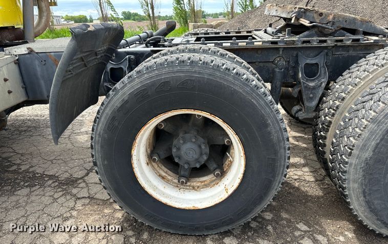 image for item DP8380 1990 International  9400 semi truck