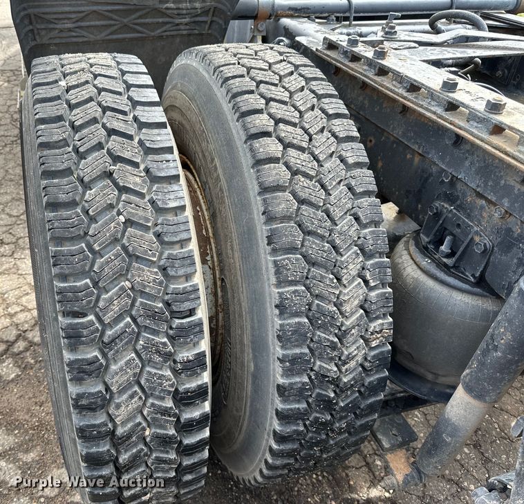 image for item DP8380 1990 International  9400 semi truck