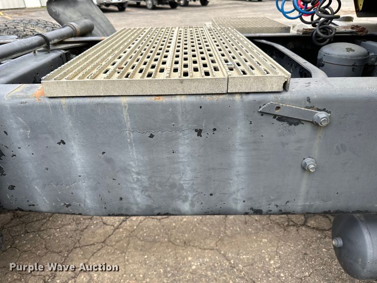 image for item DP8380 1990 International  9400 semi truck