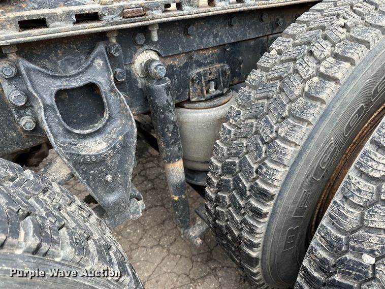 image for item DP8380 1990 International  9400 semi truck