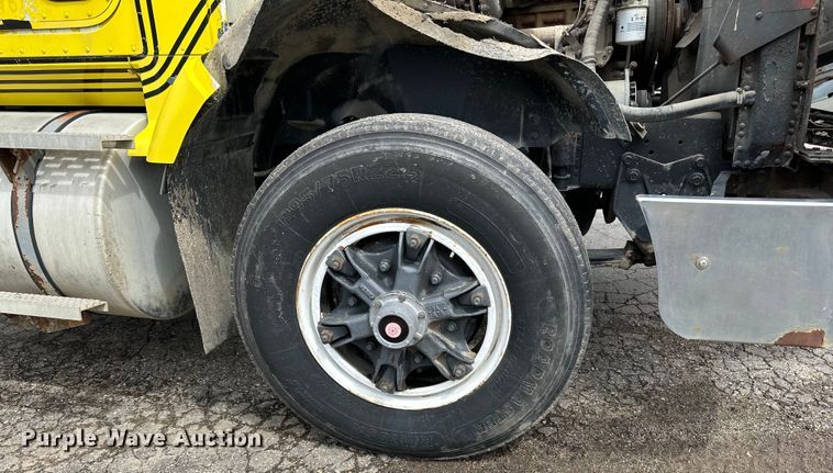 image for item DP8380 1990 International  9400 semi truck