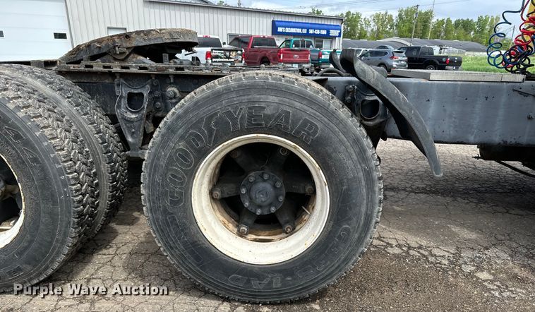 image for item DP8380 1990 International  9400 semi truck