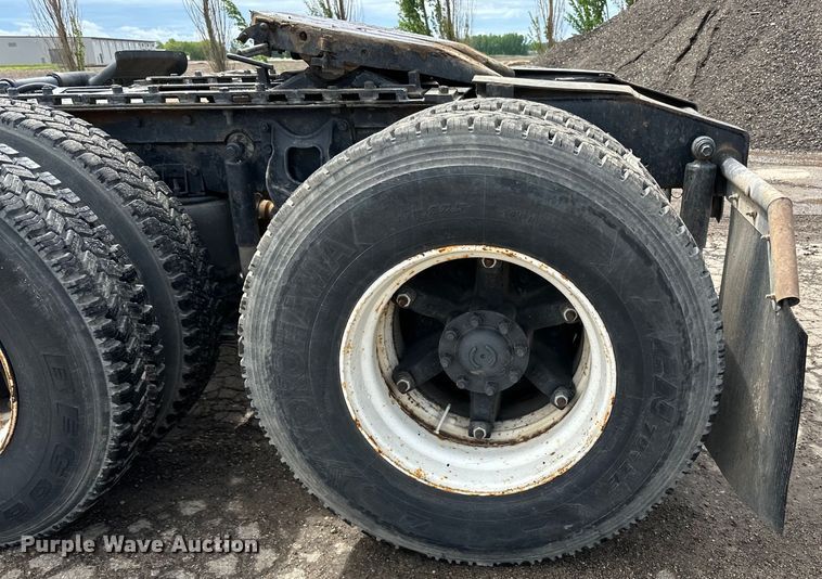 image for item DP8380 1990 International  9400 semi truck