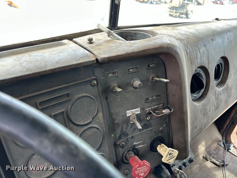 image for item DP8384 1992 International  9200 dump truck