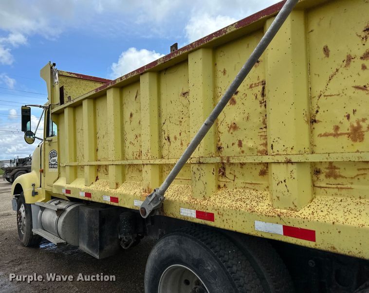 image for item DP8385 1993 International  9400 dump truck