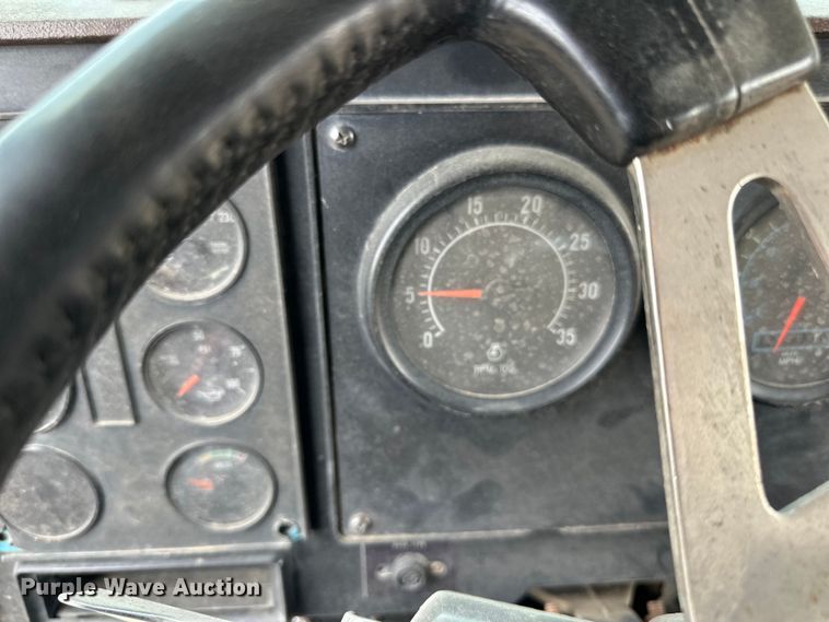 image for item DP8385 1993 International  9400 dump truck