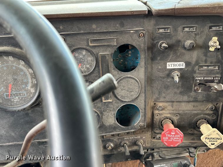 image for item DP8385 1993 International  9400 dump truck