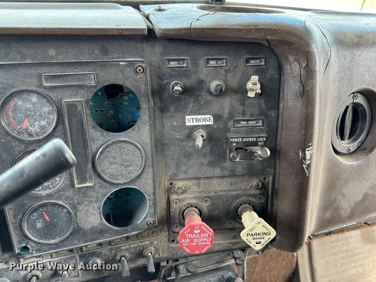 image for item DP8385 1993 International  9400 dump truck