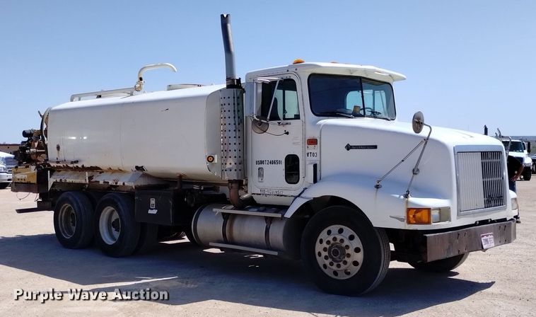 image for item DQ6111 1997 International  9200 water truck