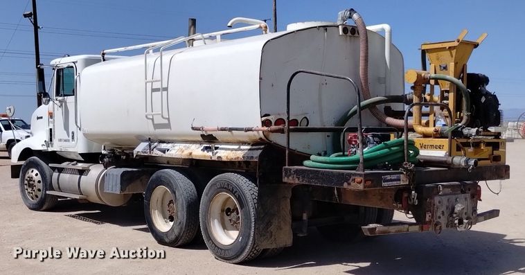 image for item DQ6111 1997 International  9200 water truck