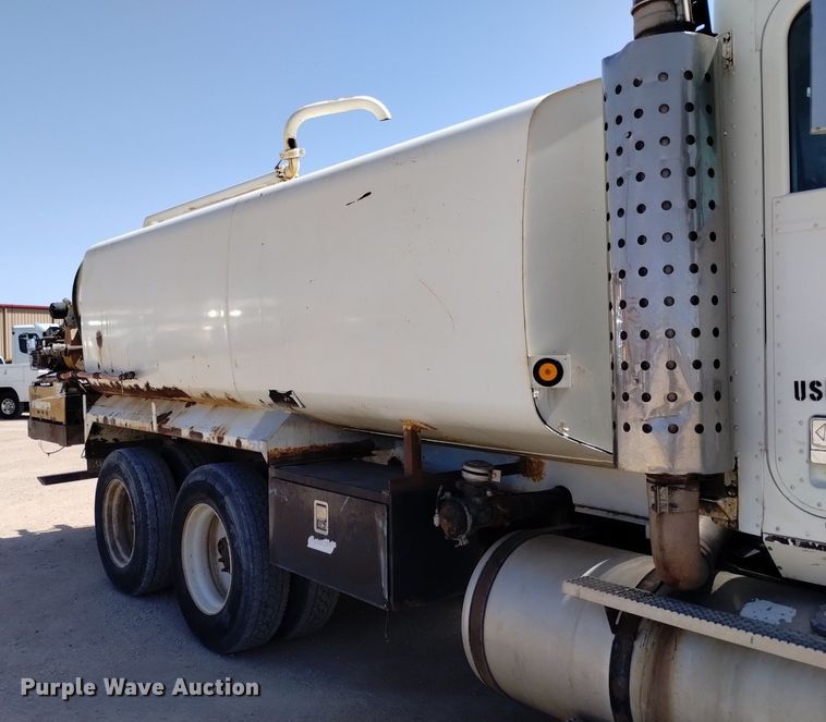 image for item DQ6111 1997 International  9200 water truck