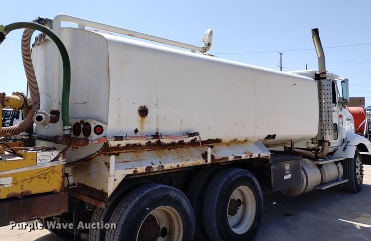 image for item DQ6111 1997 International  9200 water truck