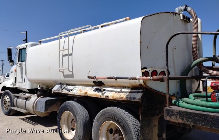 image for item DQ6111 1997 International  9200 water truck