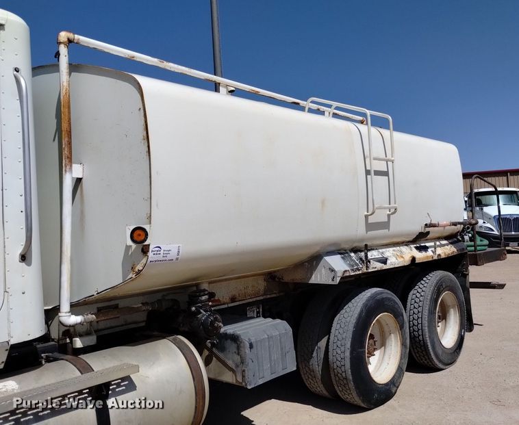 image for item DQ6111 1997 International  9200 water truck