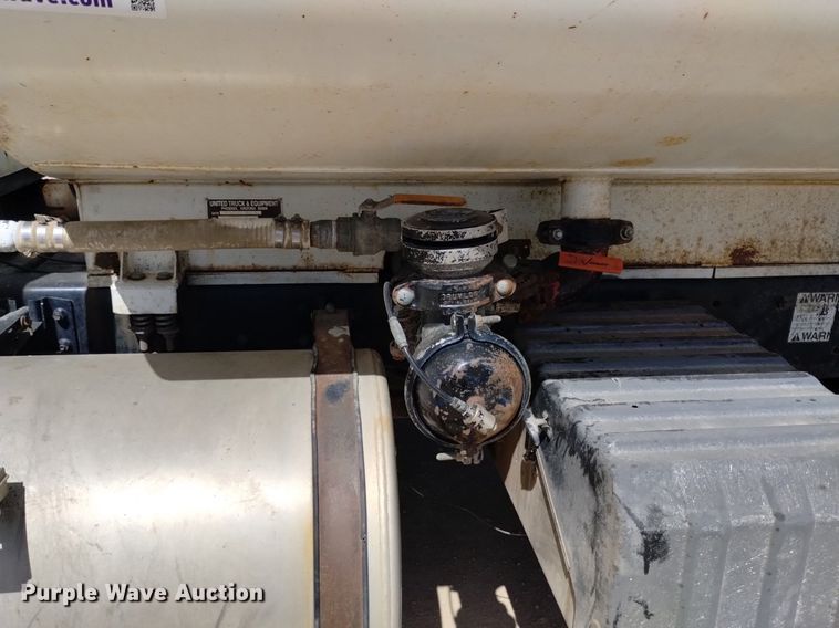 image for item DQ6111 1997 International  9200 water truck