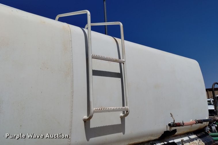 image for item DQ6111 1997 International  9200 water truck