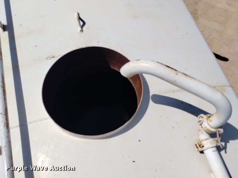 image for item DQ6111 1997 International  9200 water truck