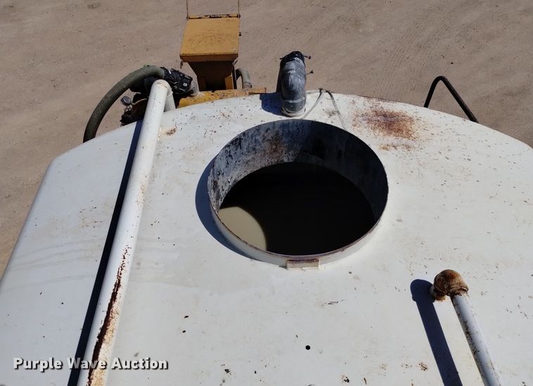 image for item DQ6111 1997 International  9200 water truck