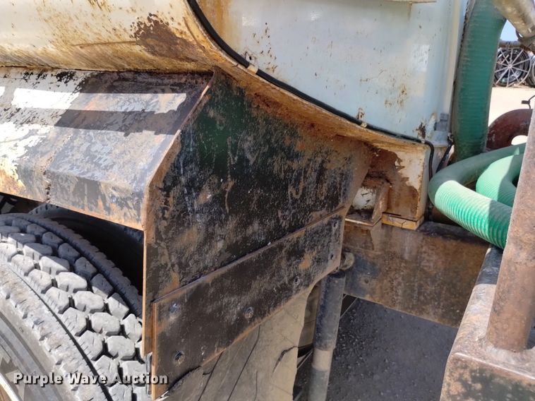 image for item DQ6111 1997 International  9200 water truck