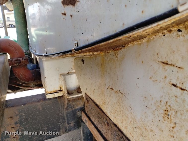 image for item DQ6111 1997 International  9200 water truck