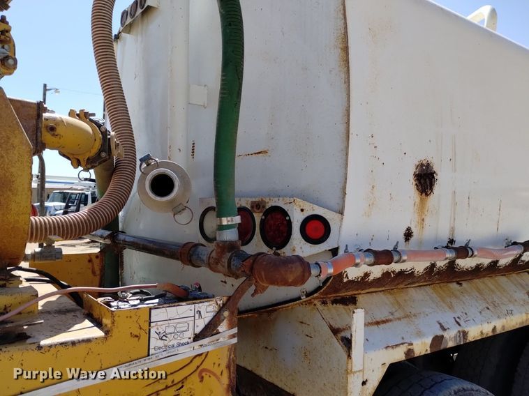 image for item DQ6111 1997 International  9200 water truck