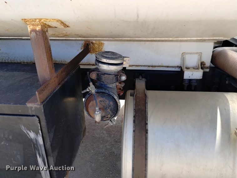 image for item DQ6111 1997 International  9200 water truck