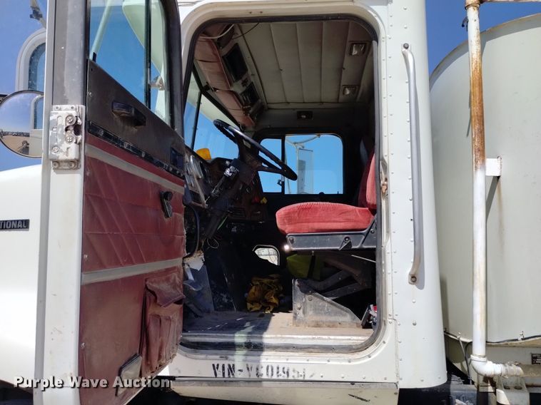 image for item DQ6111 1997 International  9200 water truck