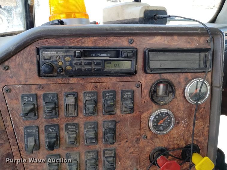 image for item DQ6111 1997 International  9200 water truck