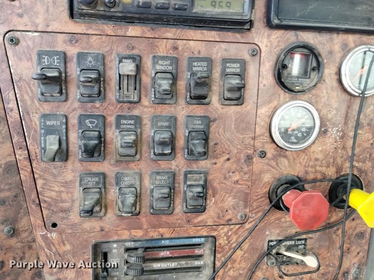 image for item DQ6111 1997 International  9200 water truck