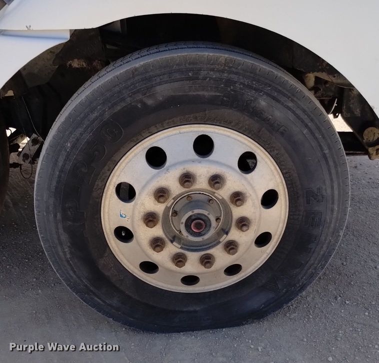 image for item DQ6111 1997 International  9200 water truck