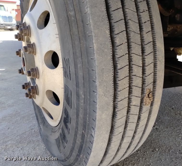 image for item DQ6111 1997 International  9200 water truck