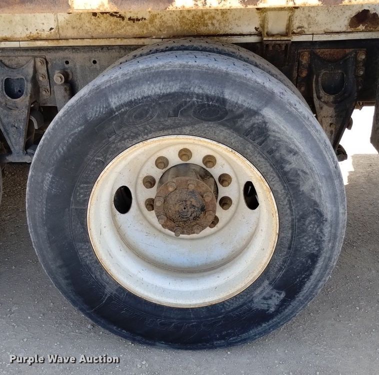 image for item DQ6111 1997 International  9200 water truck