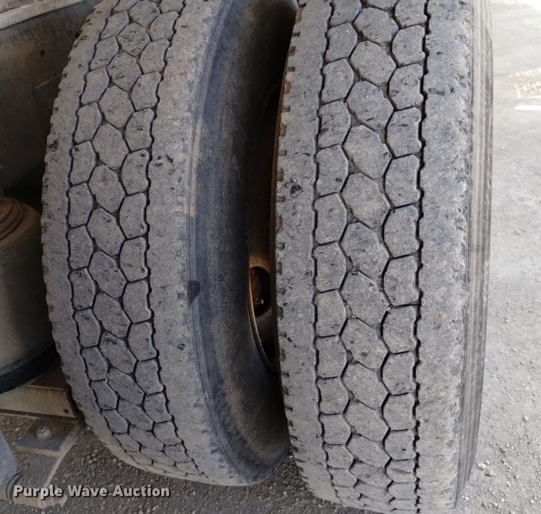 image for item DQ6111 1997 International  9200 water truck