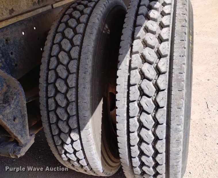 image for item DQ6111 1997 International  9200 water truck