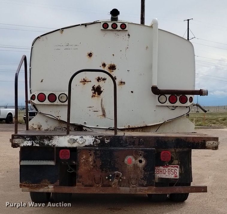 image for item DQ6112 1997 International 9200 water truck