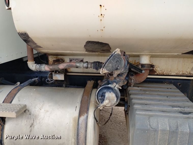 image for item DQ6112 1997 International 9200 water truck