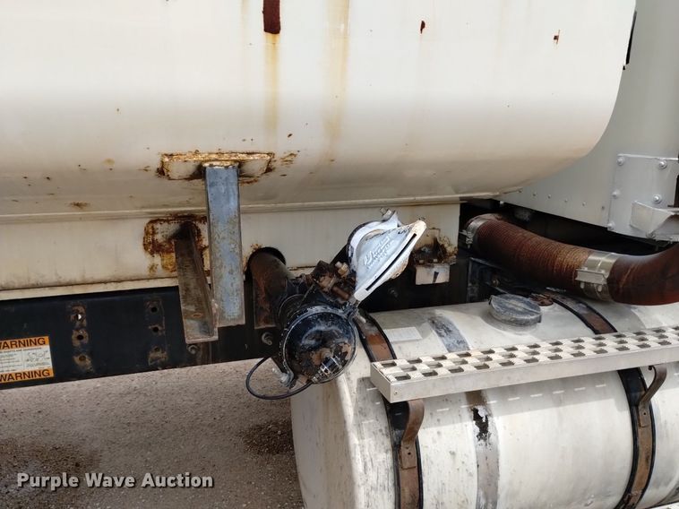 image for item DQ6112 1997 International 9200 water truck