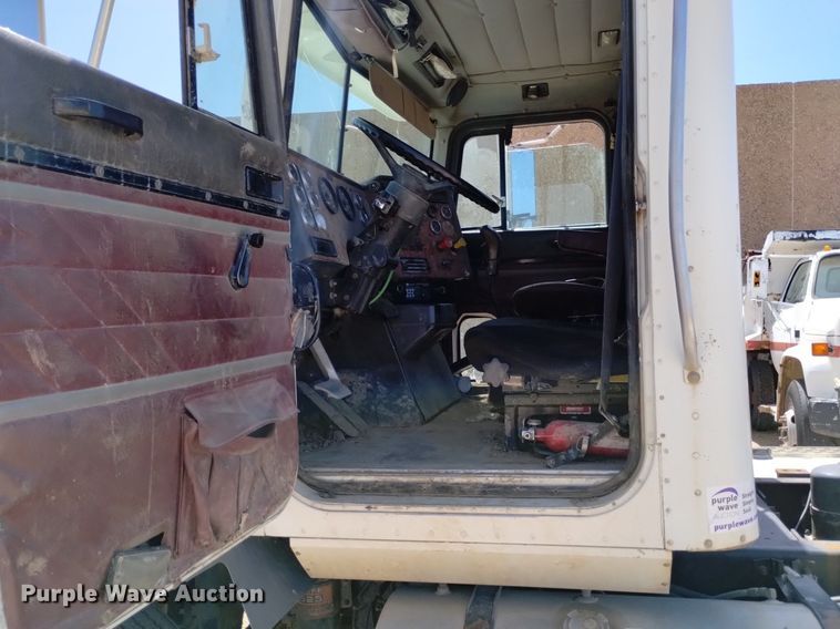 image for item DQ6112 1997 International 9200 water truck