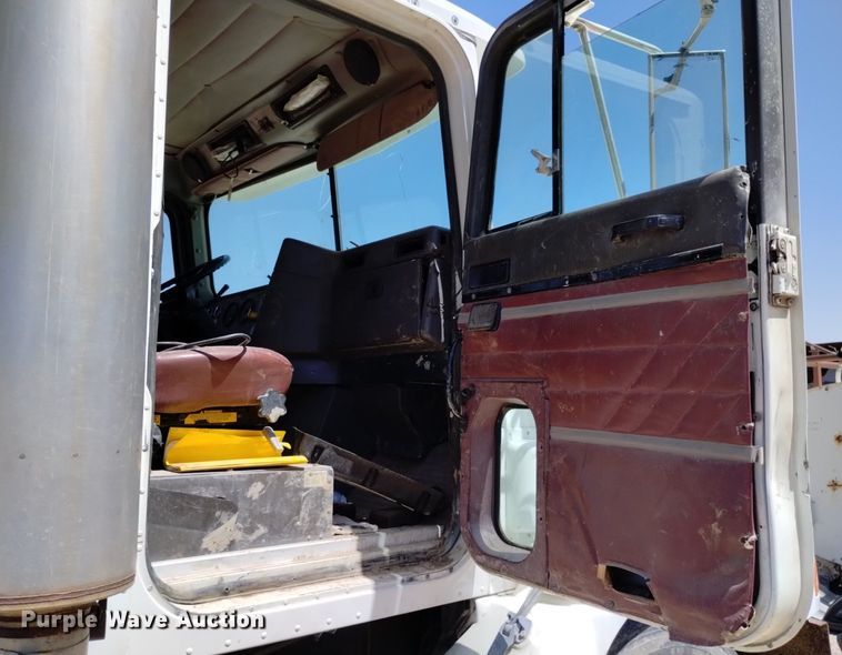 image for item DQ6112 1997 International 9200 water truck