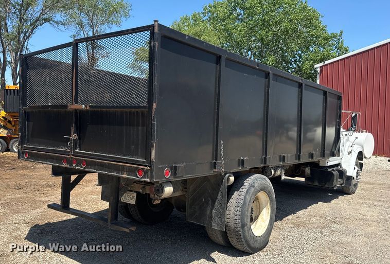 image for item DQ6772 1995 Ford F700 dump truck