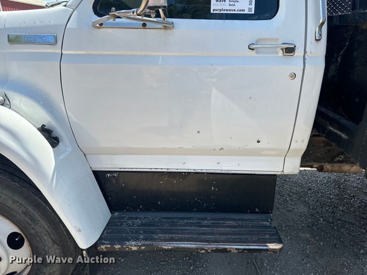 image for item DQ6772 1995 Ford F700 dump truck