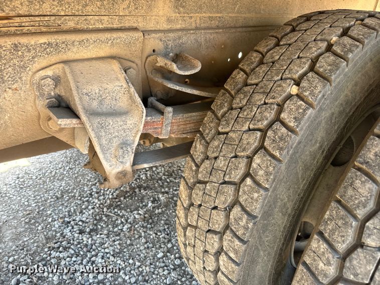 image for item DQ6772 1995 Ford F700 dump truck