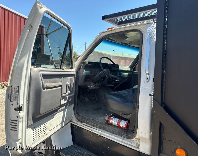 image for item DQ6772 1995 Ford F700 dump truck