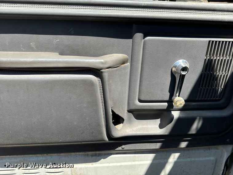 image for item DQ6772 1995 Ford F700 dump truck