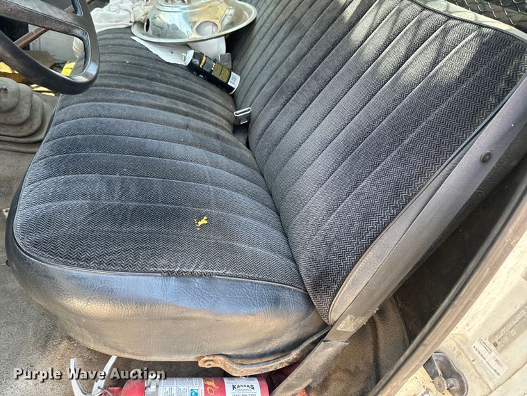 image for item DQ6772 1995 Ford F700 dump truck