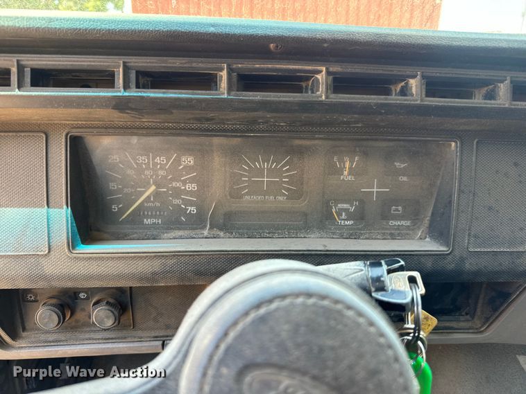 image for item DQ6772 1995 Ford F700 dump truck