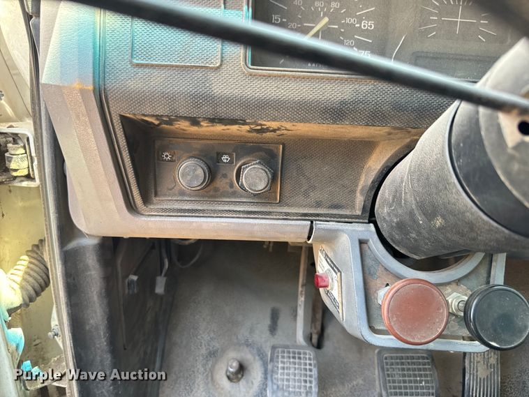 image for item DQ6772 1995 Ford F700 dump truck