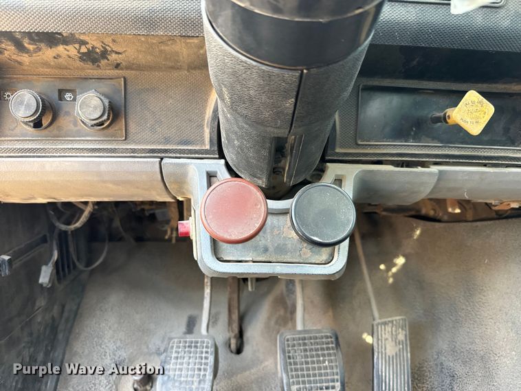 image for item DQ6772 1995 Ford F700 dump truck